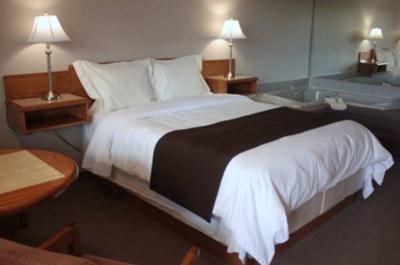 Chambre lit queen et bain tourbillon