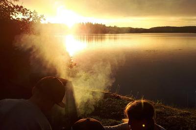 Feu de soirée et enfants   © Chalets Saint-Félix-d'Otis