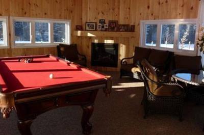 Salle de billard ensoleillée