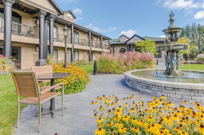 Jardin et fontaine   © Hôtel Montfort Nicolet - Centre de congrès