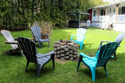 Chaises et foyer