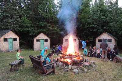 Section des garçons - feu de camp   © J.Maxant