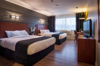 Chambre avec deux grands lits