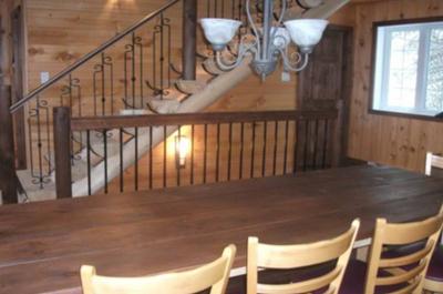 Salle à manger avec escalier en bois