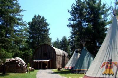 Tipis et maison longue