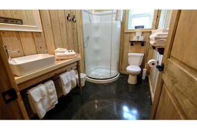 Salle de bain avec douche