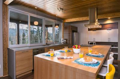 Cuisine avec immense ilot et 6 chaises