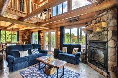 Salon avec foyer au bois
