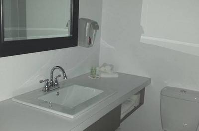 Salle de bain avec bain douche