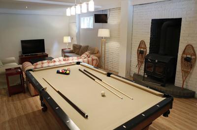 Salon avec télé et table de billard   © La Mariouche