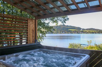SPA avec vue sur le lac   © Maisons Et Chalets à Louer.Com