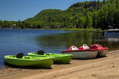 La plage avec pédalo et kayaks   © Le Chaleureux