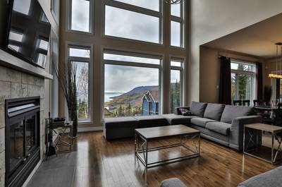 Salon avec vue sur le fleuve