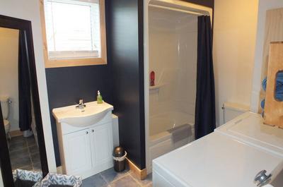 Salle de bain avec laveuse-sécheuse