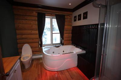 2e salle de bain avec bain thérapeutique