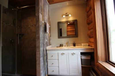 Salle de bain avec douche double