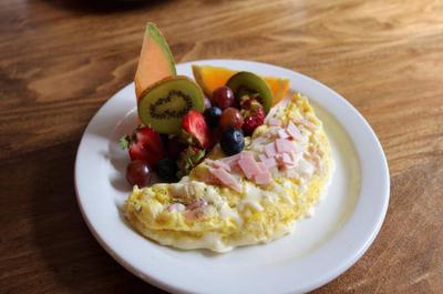 Omelette et fruits frais