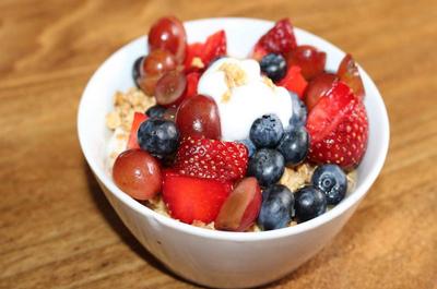 Yogourt granola et fruits frais