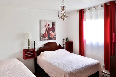 Chambre blanche et rouge