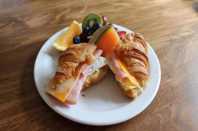 Croissant jambon fromage et fruits frais