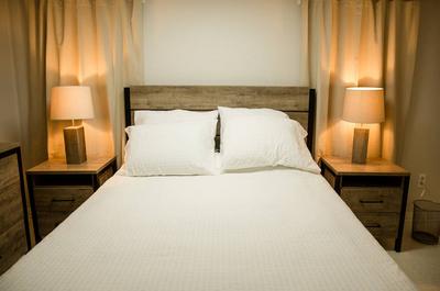 Chambre 1 lit Queen sous-sol   © M.Turbide