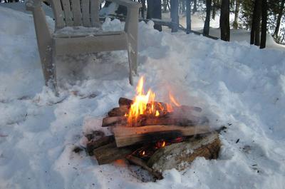 Hiver devant un feu de camp   © S.Dupuis