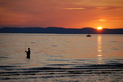 Pêcheur au coucher du soleil