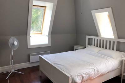 Chambre avec un lit queen