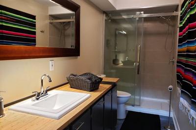La grande salle de bain.
