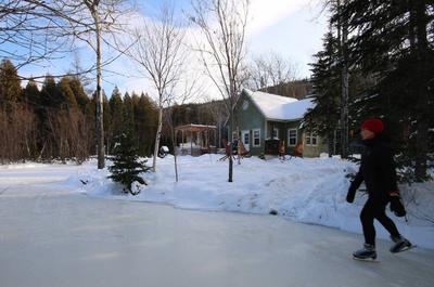 Patinoire Villa de l'Épervier   © Chalets BSL