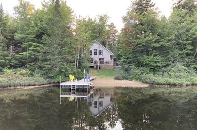 Vue du chalet à partir du lac