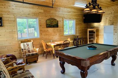 Garage avec table de billard