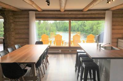 Salle à manger face à la rivière