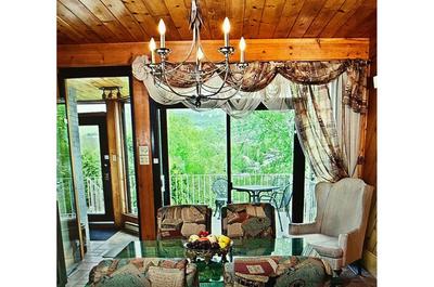 Salle à manger avec vue sur les montagnes