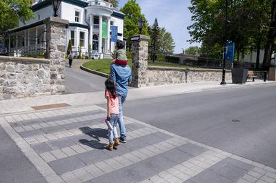 Famille vers l'Espace muséal du manoir Globensky   © Photographie M