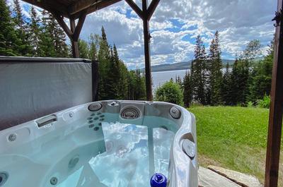 Spa avec vue sur le lac   © A.Mailhot