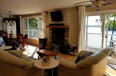 Salon avec vue sur le lac