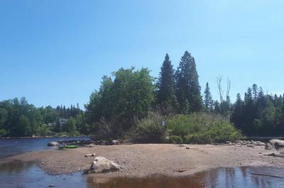 île et plage privée en face du chalet