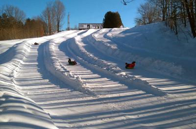 Glissade sur tubes   © Parc des Montagnes Noires de Ripon