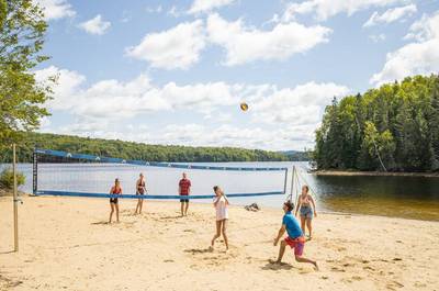 Jeux de plage - Parc régional Kiamika   © M.Dupuis