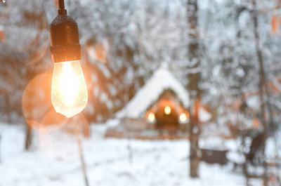Les lumières dans le bois sont allumées en soirée   © A.Lemire
