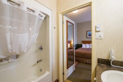 Salle de bain   © Hôtel Quality Inn Rivière-du-Loup