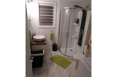 Salle de bain   © Douche, laveuse et sécheuse