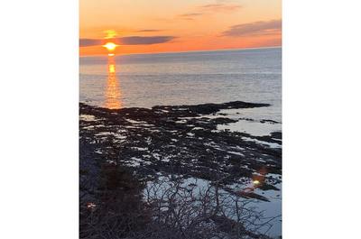 Coucher du soleil au pied de la côte