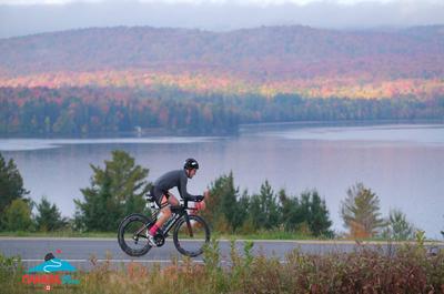 Participant sur la route des Sommet   © M.Caron - Endurance Aventure