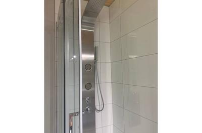 Colonnes de douche avec jets de massage   © Manoir Alegria