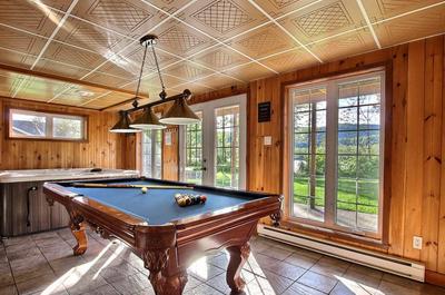 Spa intérieur et table de billard