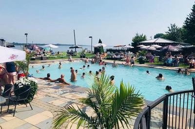Cocktails et baignade à la Marina St-Tropez