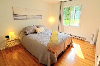 Seconde chambre avec 1 lit Queen   © Chalet tranquillité entre lac et monts