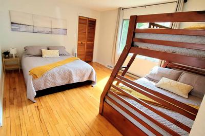 Grande chambre avec 1 lit Queen et 1 lit superposé   © Chalet tranquillité entre lac et monts
